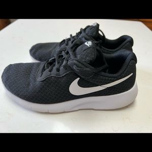 Little Kids Nike Tanjun athletic shoes - black/ white - Size 5Y ~ 818381-011